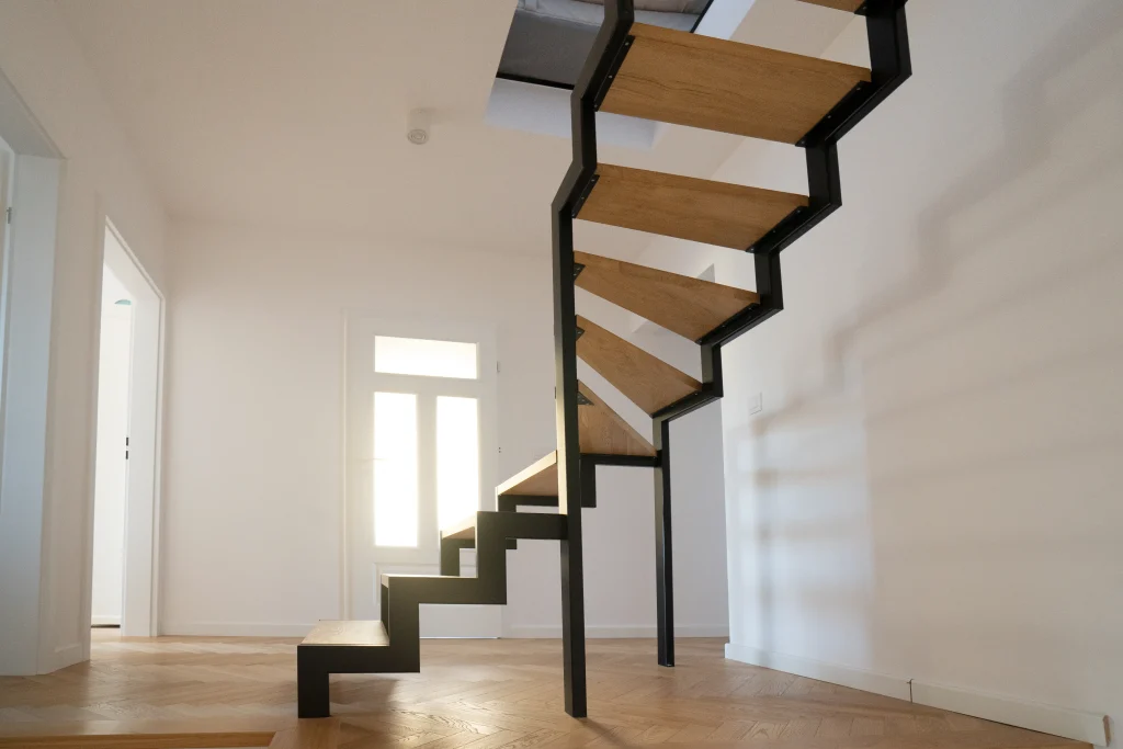 photo d'un intérieur rénové avec un escalier