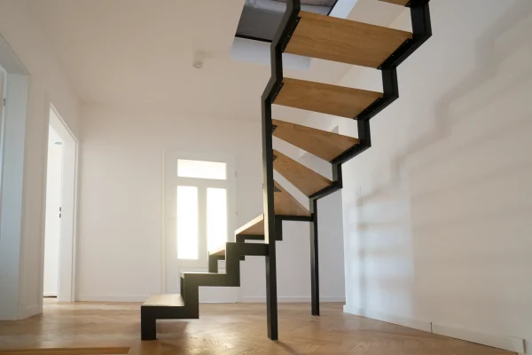 renover-interieur-grenoble photo d'un intérieur rénové avec un escalier